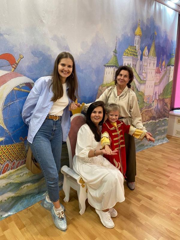 С дочерью Эллой, внуком Романом и мамой Венерой Хамитовной. Фото предоставлено Лилией Савиной